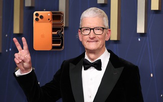 CEO Tim Cook rút iPhone 17 Pro Max Cam Vũ trụ khoe ngay trên thảm đỏ Emmys: "16 dùng vẫn tốt, nhưng 17 là phải có"