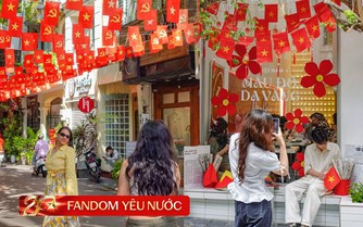 Khách nước ngoài thích thú chụp ảnh dưới bầu trời cờ hoa Hà Nội, phố phường rộn ràng trước thềm 2/9