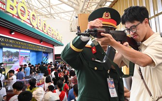 CLIP: Trực tiếp thử bắn súng, nhiều bạn trẻ bày tỏ sự thích thú khi trải nghiệm tại Trung tâm Triển lãm Quốc gia