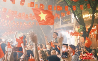 Khách Tây “hòa tan” trong không khí rộn ràng khắp Hà Nội, hát hò tưng bừng giữa “concert quốc gia”