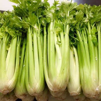 6 loại rau càng rẻ càng dễ bị phun thuốc