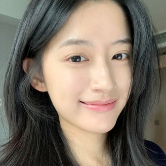 Trang điểm hàng ngày nhưng da tôi vẫn mịn đẹp vì vừa dùng nước và dầu tẩy trang, tôi còn rất thích dùng bột rửa mặt