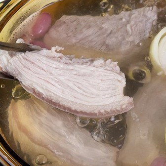 Muốn thịt luộc trắng, giòn, không hôi, nhớ làm đúng 4 bước này