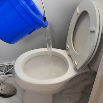 7 loại nước không nên đổ vào bồn cầu