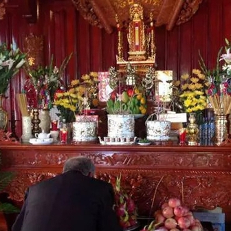 Thời điểm vàng để bao sái bàn thờ, tỉa chân hương