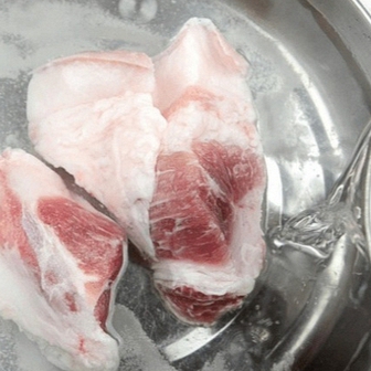 Sau Tết thịt thà "ê hề" tủ lạnh: Bỏ ngay thói quen ngâm nước, 2 mẹo rã đông này nhanh mà ngon gấp 10 lần