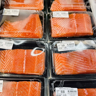 Mua cá hồi siêu thị: Nhân viên tiết lộ chi tiết "vàng" trên thớ thịt, chỉ mất 3 giây liếc nhìn