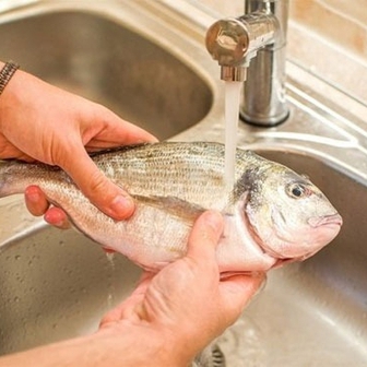 3 sai lầm khiến cá càng rửa càng tanh