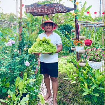 Chênh vênh ở thành phố, chàng trai 9x Vĩnh Long về quê xây "thiên đường hạ giới" với 100 triệu đồng: Trồng rau, nuôi cá và 1001 thứ hoa thơm...