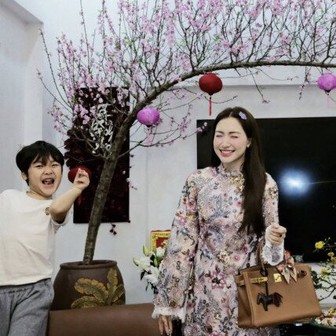 Đại úy Thăng Văn Cương chăm sóc con trai Hòa Minzy trong căn biệt thự bề thế ở Bắc Ninh