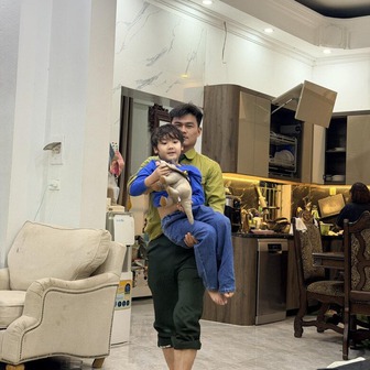 Đại úy Thăng Văn Cương chăm sóc con trai Hòa Minzy trong căn biệt thự bề thế ở Bắc Ninh