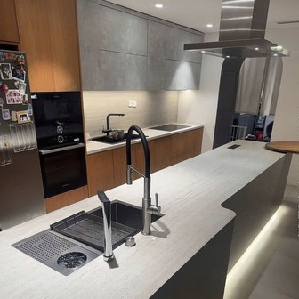 Hội chị em xôn xao với căn bếp có “bếp nấu vô hình”: Nhìn như bàn ăn, đặt nồi ở đâu nấu được ở đó