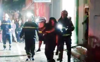Chiến sĩ cảnh sát PCCC kể lại "phút sinh tử" cứu hai bà cháu kẹt trong vụ cháy nhà 5 tầng ở Hà Nội