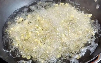 Người Việt hay ăn loại rau trắng nõn này nhưng không biết chứa cả "mỏ" đạm, chống ung thư, là báu vật cho "chuyện ấy"