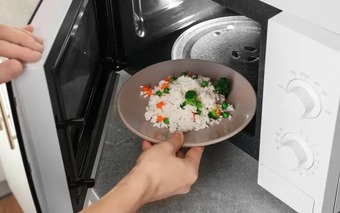 Nhắc nhở lần cuối: 4 kiểu dùng lò vi sóng như "bơm độc" vào thức ăn, lười mấy cũng phải bỏ!