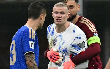 Erling Haaland bị sàm sỡ vòng 3 ngay trên sân