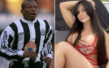 Cầu thủ nổi tiếng bật video của bạn gái ngay trên xe buýt khiến cả đội sốc nặng