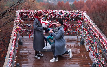 MC Huyền Trang Mù Tạt được "hoàng tử ĐT Việt Nam" cầu hôn, hội cầu thủ Duy Mạnh, Xuân Trường phản ứng cực gắt