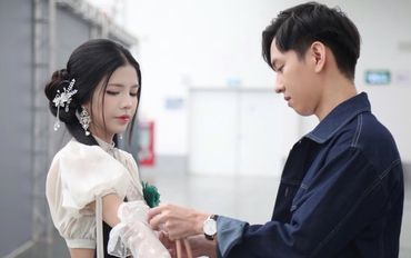 MC sự kiện T1 đến Việt Nam xuất hiện với visual cuốn hút, một bức ảnh khiến dân mạng khen tấm tắc