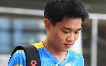 Dàn trai đẹp U22 Việt Nam tươi rói trên sân tập, thu hút gái xinh Thái Lan chăm chú theo dõi