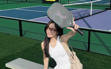 Visual trắng phát sáng trên sân pickleball của Nhật Lê