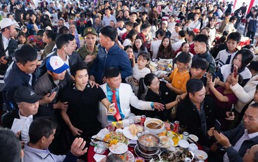 Truyền thông Trung Quốc ngỡ ngàng trước "đại tiệc" 180 mâm của tuyển thủ Đình Bắc