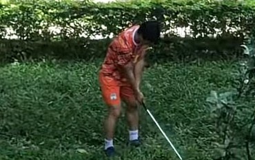 Công Phượng chơi golf ngoài vườn