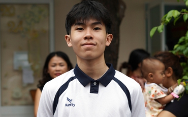 Tay vợt trẻ Tống Nhật Minh gây sốt khi đấu giá vợt pickleball được trăm triệu, giúp các bệnh nhi nghèo ăn Tết ấm áp