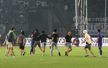 Sốc: Đội nhà bị loại, CĐV Indonesia tràn xuống sân tấn công khiến trọng tài và cầu thủ Thái Lan phải chạy trốn