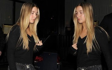 “Cam thường” bắt cận nhan sắc tiểu thư Harper Beckham, biểu cảm buồn bã giữa drama gia đình gây chú ý