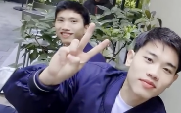 Văn Hậu lái Porsche chở Đình Bắc, còn kiên nhẫn chờ đàn em kí tặng loạt fan nhí, netizen: Thời thế đổi khác rồi!