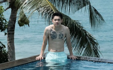 Đình Bắc khoe body 6 múi, đi đá bóng mà trắng phát sáng