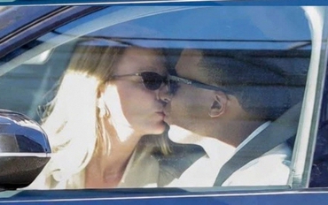 Bắt gặp siêu sao Mbappe lái xế hộp, hôn bạn gái diễn viên giữa phố