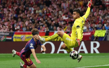 Sao trẻ Barcelona chảy nhiều máu sau cú đạp rợn người của thủ môn Atletico Madrid ở Champions League