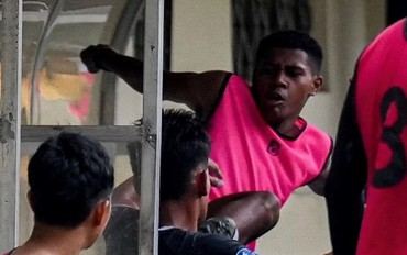 Cầu thủ Indonesia gây phẫn nộ, xông phi đạp thẳng người đối thủ