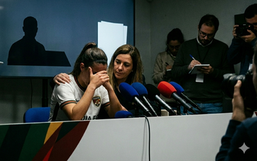 HLV bóng đá nữ bị tố quấy rối tình dục, loạt tin nhắn "biến thái" ép cầu thủ làm chuyện nhạy cảm bị phanh phui!