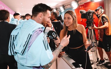 Messi đập tan tin đồn ngoại tình với nữ phóng viên bằng một hành động ngay trước ống kính truyền thông World Cup