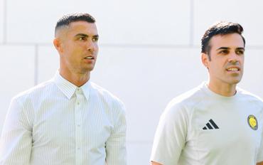 Ronaldo gây sốt khi diện sơ mi, 41 tuổi vẫn chuẩn nam thần, trở lại Al-Nassr sau World Cup