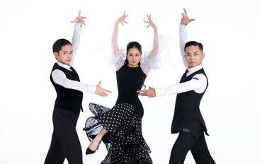 Khánh Thi - Phan Hiển tung bộ ảnh gia đình khiêu vũ: Bé Kubi đỉnh cao thần thái "con nhà nòi"!
