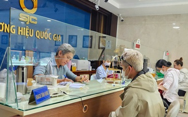 Giá vàng lập đỉnh, có nên rút tiết kiệm mua vàng miếng SJC, vàng nhẫn?