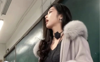 Chiếc áo của cô giáo bỗng trở thành nguồn cơn tranh cãi: Câu nói của cô khiến phụ huynh đứng sững người!