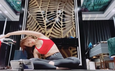 Hari Won khoe clip tập thể dục giữ dáng tại gia, ai dè dân tình chỉ dán mắt vào căn phòng ngủ siêu hiện đại