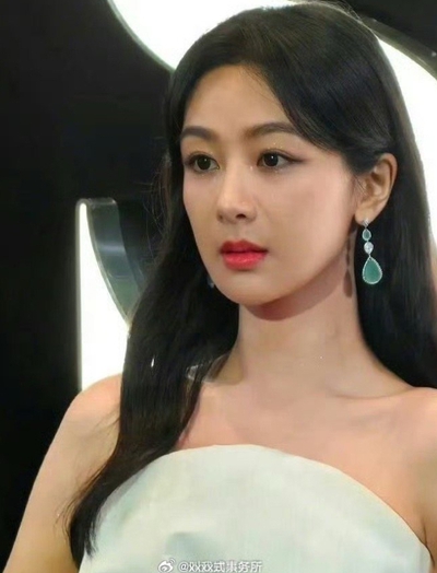Chung sự kiện cùng Lưu Thi Thi, nhan sắc thật của Dương Tử bị đặt lên bàn cân so sánh với đàn chị