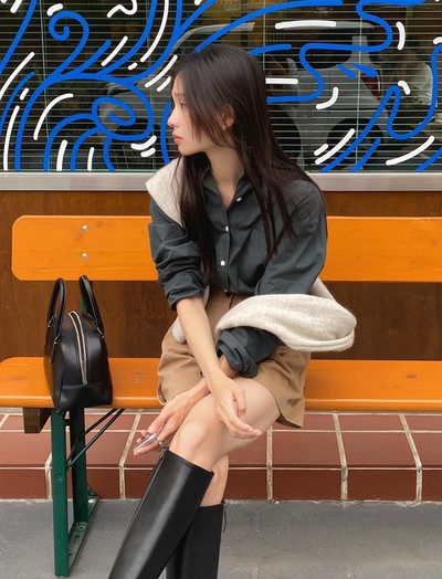 Làm thế nào để trông trẻ trung khi diện áo sơ mi tối màu?