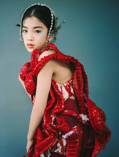 Ella Bùi - mẫu Việt 10 tuổi lên Vogue Trung: Đứng giữa 30 người mẫu quốc tế vẫn tự tin, tương lai muốn trở thành nghệ sĩ toàn năng