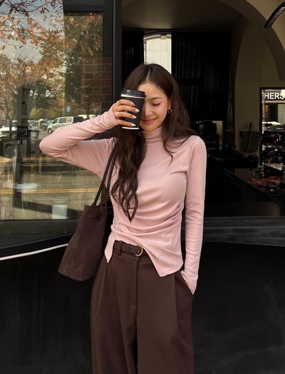 4 cách mặc áo thun dài tay tới công sở siêu trẻ trung và chuẩn thanh lịch