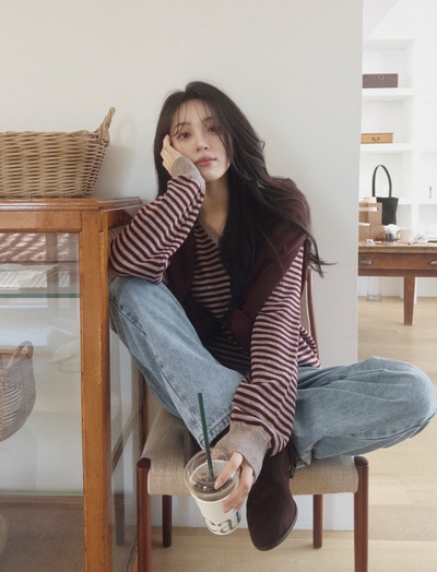 Mặc đẹp không hề khó với 5 mẫu áo len hack tuổi hiệu quả bậc nhất