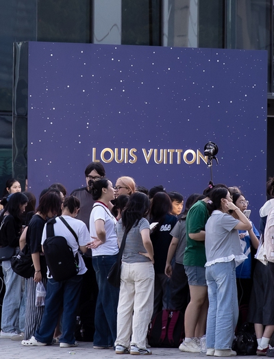 Siêu sự kiện Louis Vuitton: Fan phấn khích hô to “HIEUTHUHAI đẹp quá”, Tóc Tiên nay quá dịu