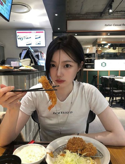 Ăn mấy món quen này, da già đi nhanh hơn bạn nghĩ