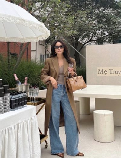 Mẹ tôi không chạy theo mốt mà trung thành với quần jeans ống đứng, mặc theo 5 cách này là đủ đẹp suốt 10 năm